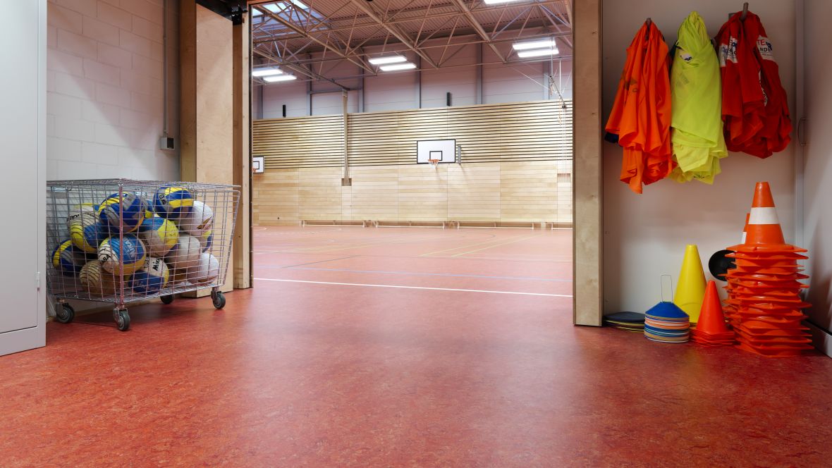 Sporthalle der Bischöflichen Canisiusschule Ahaus Bälle im Korb – Forbo Marmoleum Sport